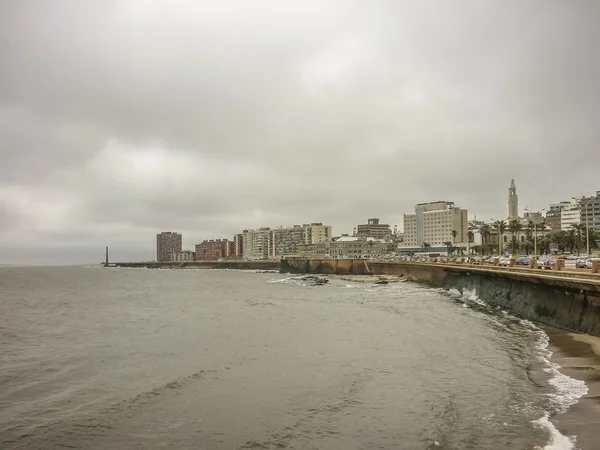 Bewolkte dag op de kust van Montevideo — Stockfoto