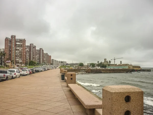 Bewolkte dag op de kust van Montevideo — Stockfoto