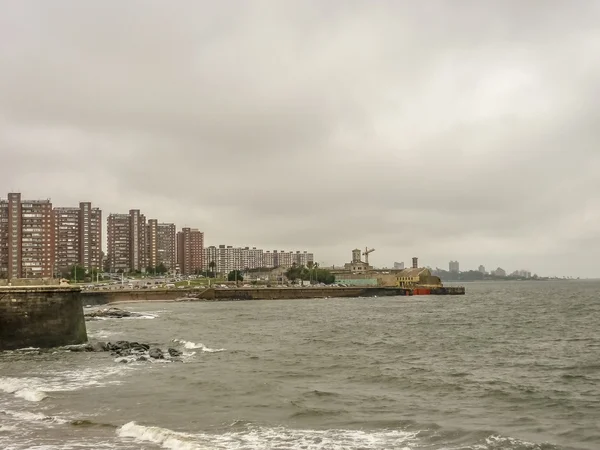 Bewolkte dag op de kust van Montevideo — Stockfoto