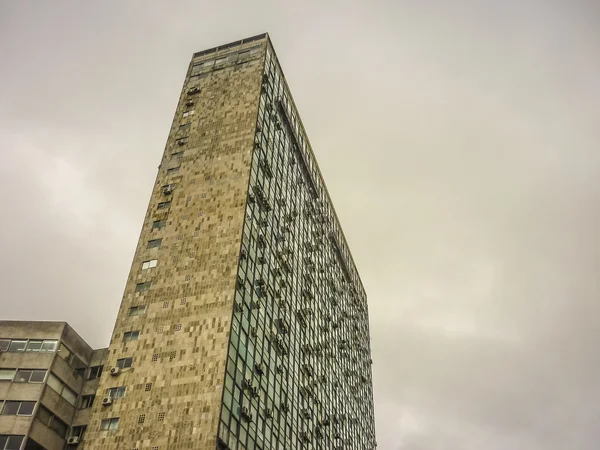 Montevideo budynek niski kąt widzenia — Zdjęcie stockowe
