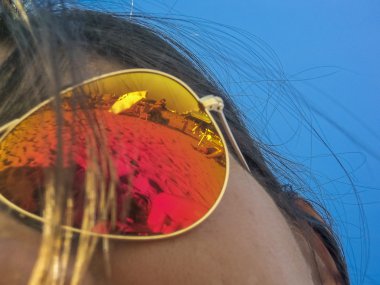 aşırı düşük açılı görünümü kadın güneş gözlüğü ile