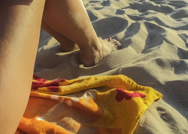 Kadınlar bacakları sahilde — Stok fotoğraf