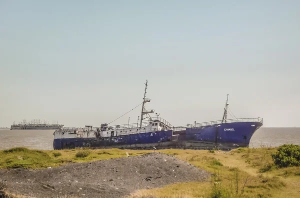 Navio comercial abandonado em Shore — Fotografia de Stock