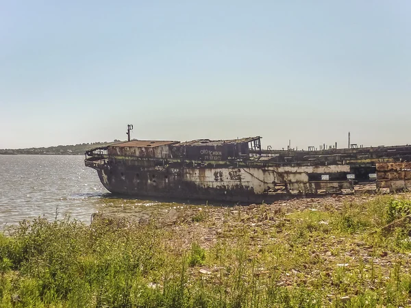 Abandonded 商业船在岸边 — 图库照片