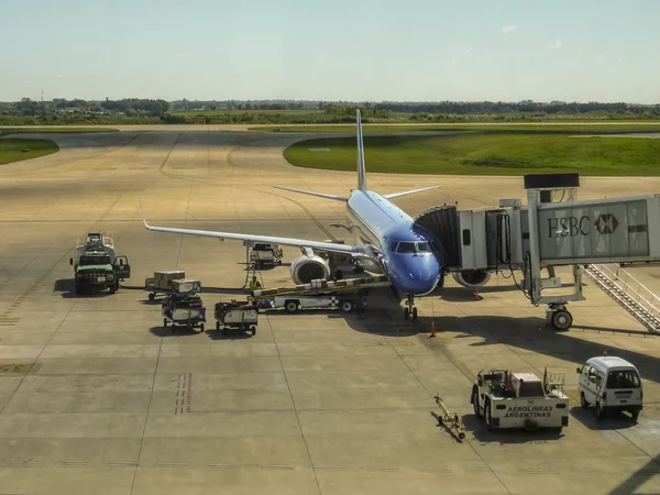 Avião estacionado no aeroporto — Fotografia de Stock