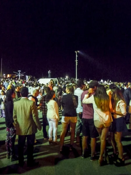 Gente en la calle esperando Año Nuevo en Pinamar — Foto de Stock