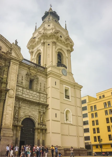 Katedraali Lima julkisivu Matala kulma View — kuvapankkivalokuva