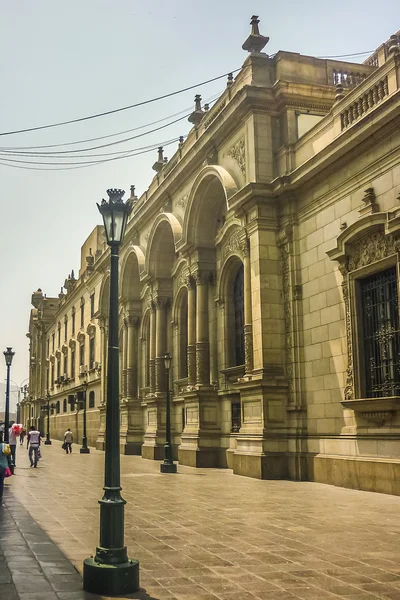 Здание в стиле неоклассицизма на площади Plaza Mayor в Перу — стоковое фото