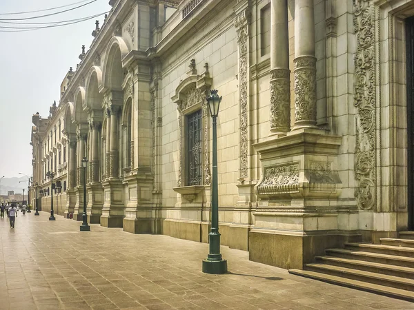 Здание в стиле неоклассицизма на площади Plaza Mayor в Перу — стоковое фото