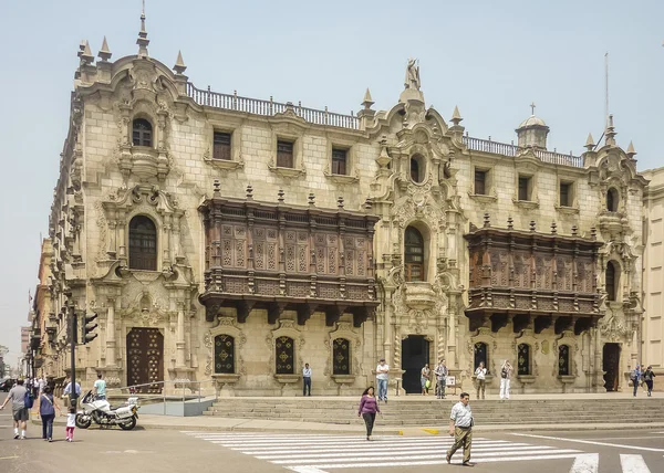 Procházely vyšňořené stavba plaza Mayor Limy v peru — Stock fotografie