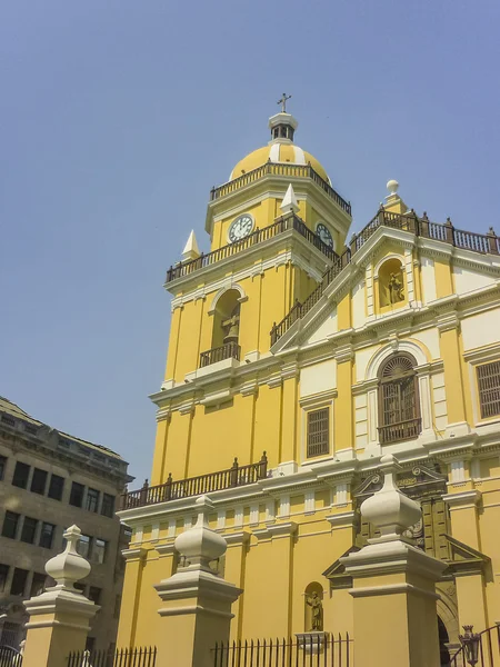 Koloniale stijl kerk in de stad lima — Stockfoto