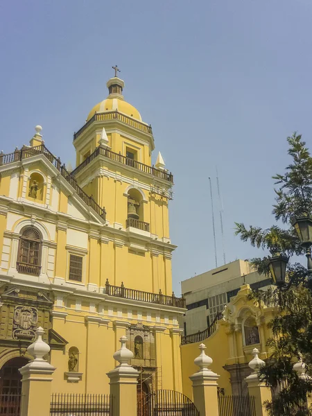 Koloniale stijl kerk in de stad lima — Stockfoto