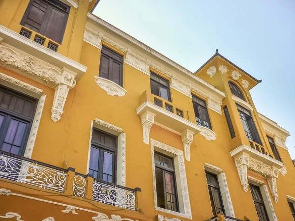 Edificio de estilo antiguo Vista de ángulo bajo —  Fotos de Stock