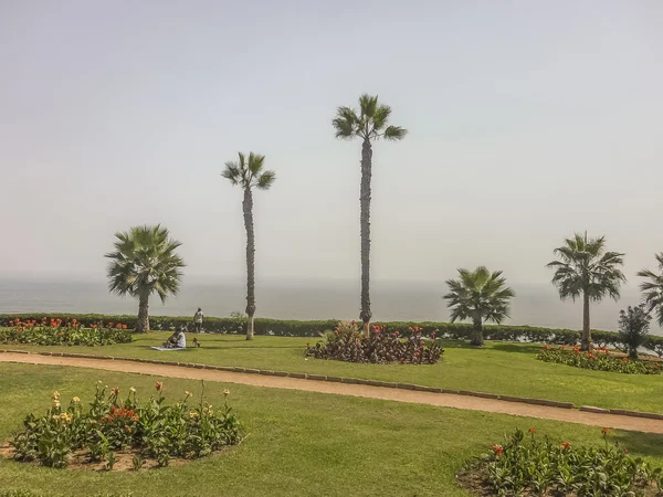 Vacker park på segla utmed kusten i lima peru — Stockfoto