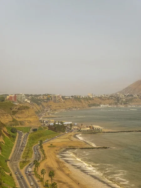 Vista aérea de la costa del Pacífico en la ciudad de Lima — Foto de Stock