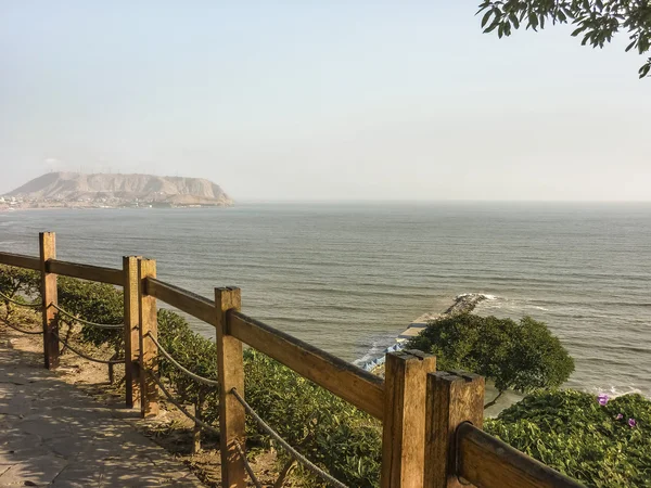 Vista aérea de la costa del Pacífico en la ciudad de Lima — Foto de Stock