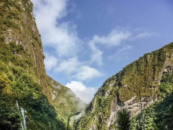 Blick auf die großen Berge aus dem Zugfenster — Stockfoto