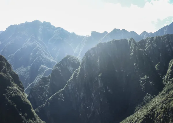 Grandes montañas en Machu Picchu — Foto de Stock