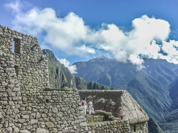 Två kvinnor att utforska Machu Picchu — Stockfoto