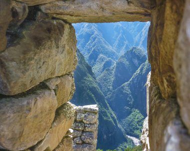 Taş pencere Machu Picchu 'daki büyük dağların havadan görünümü