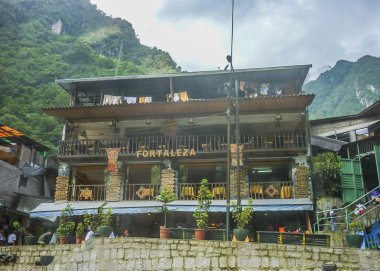 Arka planda büyük dağlar içeren pitoresk Restoran