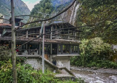 Aguas Calientes içinde Urubamba Nehri önünde Restoran