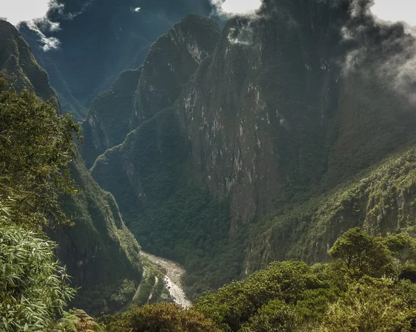 Urubamba rzeka i góry z Machu Picchu — Zdjęcie stockowe