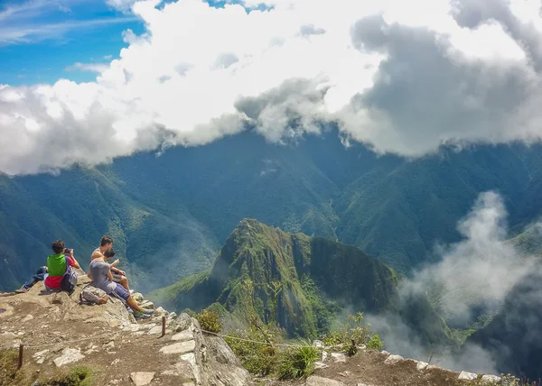 Turista a tetején Machu Picchu hegy — Stock Fotó