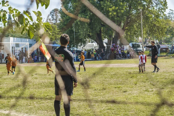 Equipes infantis jogando futebol um dia ensolarado no Uruguai — Fotografia de Stock