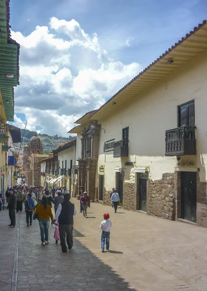 Pessoas caminhando na calçada em Cusco Peru — Fotografia de Stock