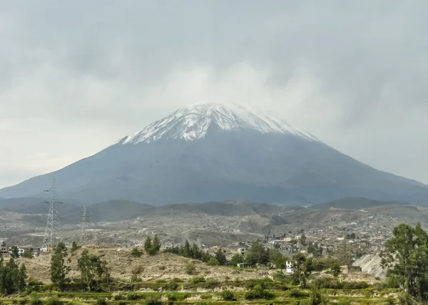 Vulcano Misti Vista frontale ad Arequipa — Foto Stock