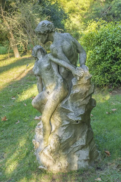 Par att kyssa skulptur — Stockfoto