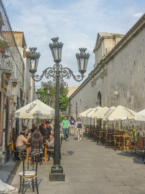 İnsanlar restoranda Arequipa tarihi merkezi