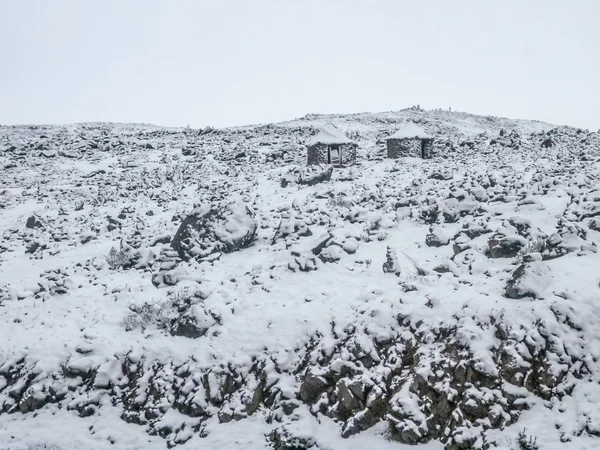 Skály a sníh silnici směrem k údolí Colca — Stock fotografie