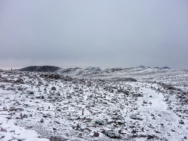 Skály a sníh silnici směrem k údolí Colca — Stock fotografie