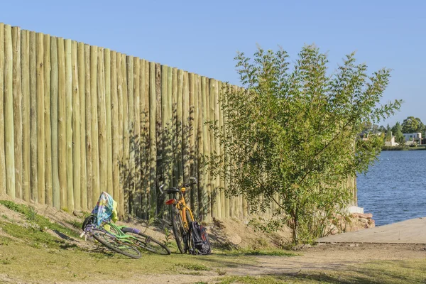 Vélos sur herbe au parc — Photo