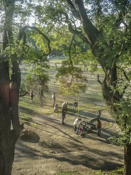 Famiglie che godono di una bella giornata al parco — Foto Stock