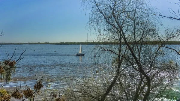 Barca a vela solitaria sul fiume Parana a Rosario Argentina — Foto Stock