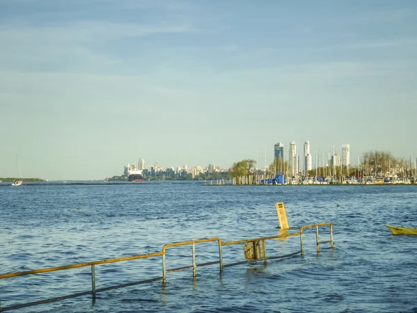 Skyline van de stad van Rosario van rivier Parana — Stockfoto