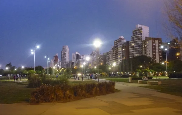 Park i nowoczesny budynek w Rosario, Argentyna — Zdjęcie stockowe