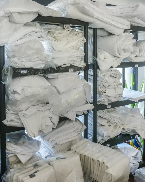 Внутренняя комната со штабелированными белыми полотенцами — стоковое фото