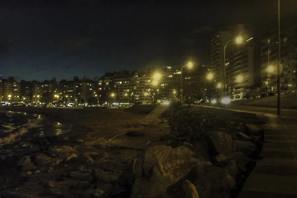 Strandpromenaden i montevideo på natten — Stockfoto