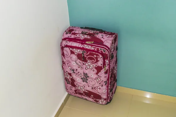 빈 방에서 여행 가방 — 스톡 사진