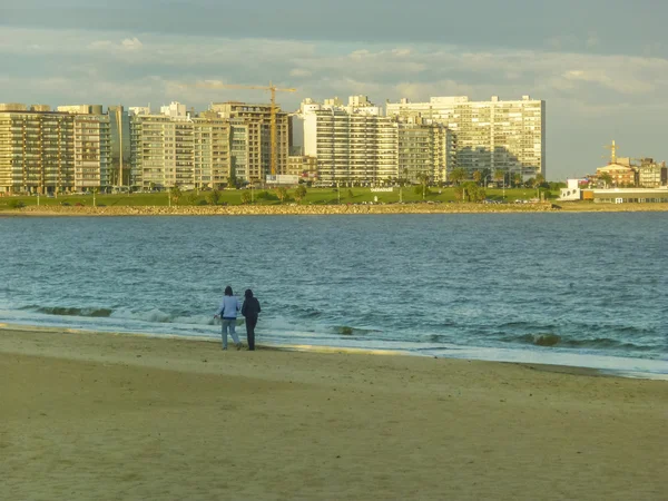 Duas mulheres caminhando na praia — Fotografia de Stock