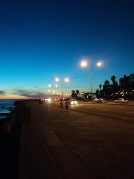 Montevideo sahilinde günbatımı zamanı — Stok fotoğraf