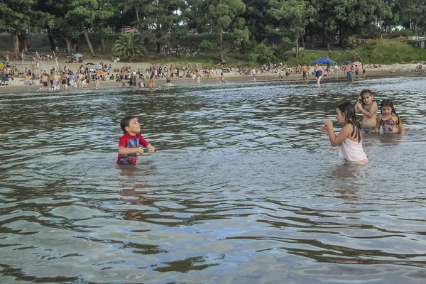 水遊びをする子供たち — ストック写真