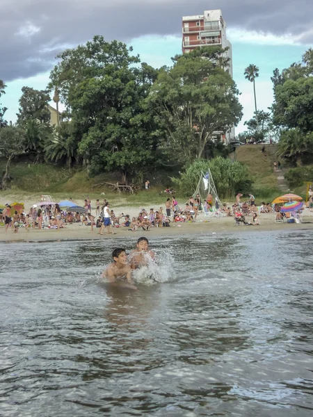 Дети играют в воде — стоковое фото