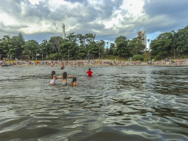 Bambini che giocano in acqua — Foto Stock