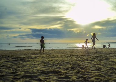 Sahilde bir grup insan.