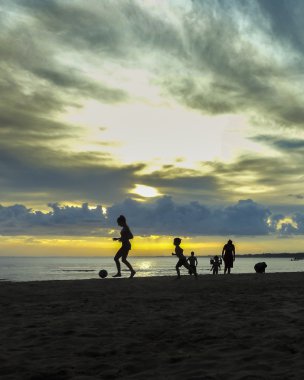 Kumsalda futbol oynayanlar